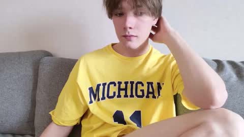 Snapshot of callmenineoneseven chatting on October 13, 8:03 am Nick online show from October 13, 8:03 am