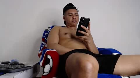 Snapshot of calvinhotlatino chatting on December 22, 10:25 pm calvinhotlatino online show from December 22, 10:25 pm