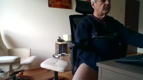 Snapshot of camcologne chatting on December 18, 11:13 am camcologne online show from December 18, 11:13 am