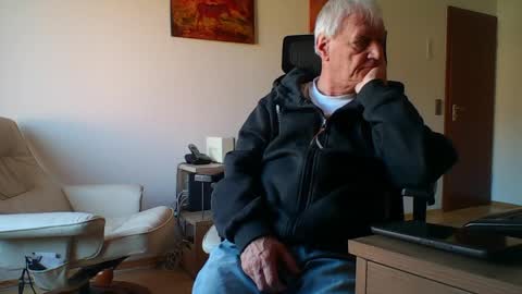 camcologne online show from April 1, 8:04 am