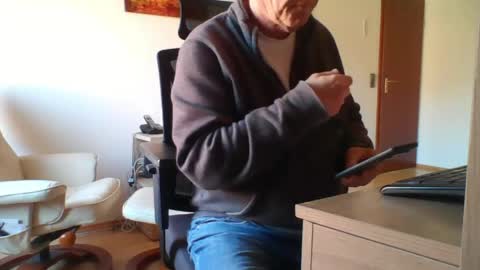 Snapshot of camcologne chatting on April 22, 7:55 am camcologne online show from April 22, 7:55 am