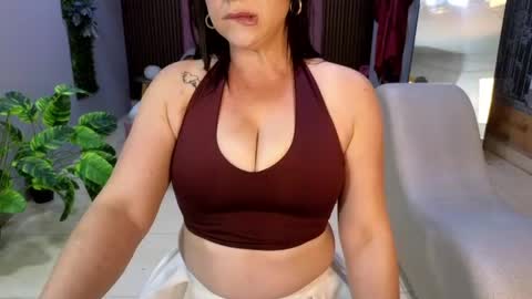 Snapshot of camil_milfdream chatting on April 25, 11:13 am Camil online show from April 25, 11:13 am
