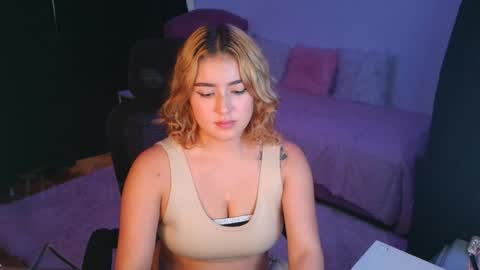 Snapshot of camilamarsh chatting on November 21, 10:19 pm camilamarsh online show from November 21, 10:19 pm