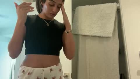 Snapshot of camiliakxoxo chatting on November 8, 1:22 pm camiliakxoxo online show from November 8, 1:22 pm