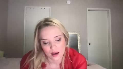 Snapshot of camilleclairexo chatting on April 1, 8:17 pm camilleclairexo online show from April 1, 8:17 pm