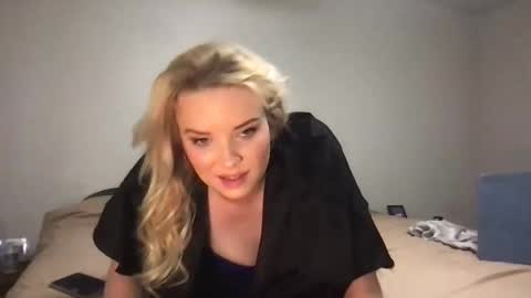 Snapshot of camilleclairexo chatting on April 5, 3:15 am camilleclairexo online show from April 5, 3:15 am