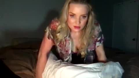Snapshot of camilleclairexo chatting on April 19, 6:13 am camilleclairexo online show from April 19, 6:13 am