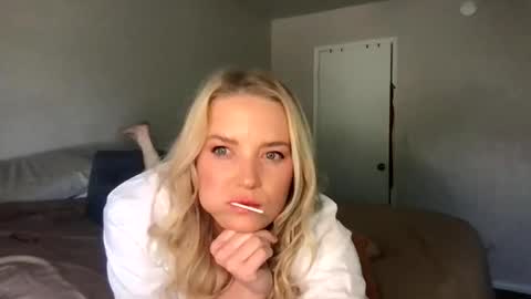 Snapshot of camilleclairexo chatting on April 20, 7:37 pm camilleclairexo online show from April 20, 7:37 pm