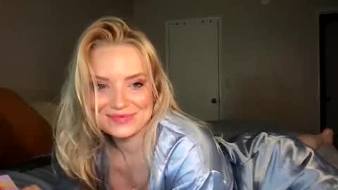 Snapshot of camilleclairexo chatting on May 5, 6:10 am camilleclairexo online show from May 5, 6:10 am