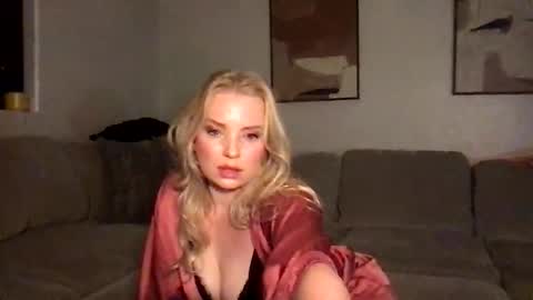 Snapshot of camilleclairexo chatting on May 6, 5:35 am camilleclairexo online show from May 6, 5:35 am