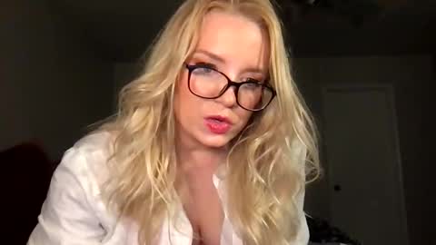 Snapshot of camilleclairexo chatting on May 15, 6:20 am camilleclairexo online show from May 15, 6:20 am