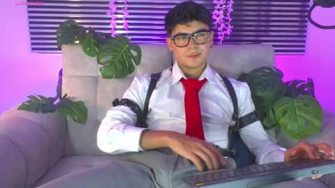 Snapshot of camilo_xcam chatting on June 6, 9:41 pm CAMILO online show from June 6, 9:41 pm