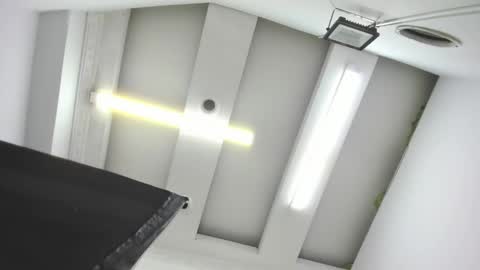 Candelabrown  online show from November 29, 3:31 am