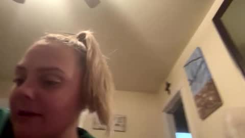 Snapshot of candicewlahna chatting on October 29, 2:14 am candicewlahna online show from October 29, 2:14 am