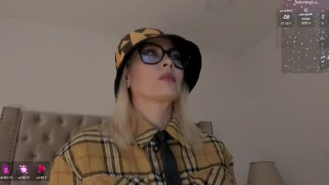 Snapshot of candiegilson__ chatting on February 2, 12:15 pm Candie online show from February 2, 12:15 pm