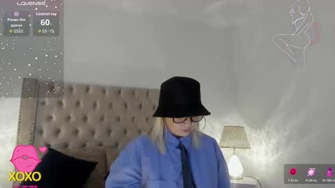 Snapshot of candiegilson__ chatting on February 5, 11:48 am Candie online show from February 5, 11:48 am