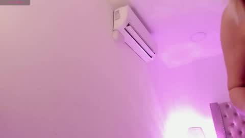 Snapshot of candiegilson__ chatting on February 6, 12:19 pm Candie online show from February 6, 12:19 pm