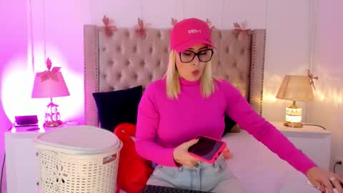 Snapshot of candiegilson__ chatting on February 17, 12:45 pm Candie online show from February 17, 12:45 pm