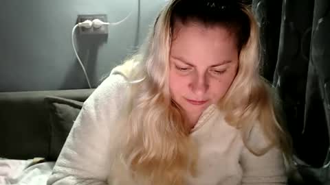 Laura online show from October 10, 9:03 pm