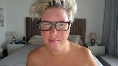 Candycumslut69 online show from October 8, 7:39 am