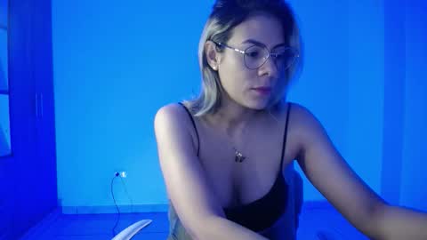 Snapshot of candydowson1 chatting on November 19, 10:59 am Candy Dowson online show from November 19, 10:59 am