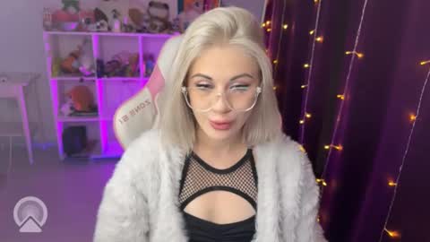 Snapshot of candyhannah chatting on September 21, 6:42 pm You can call me HH online show from September 21, 6:42 pm