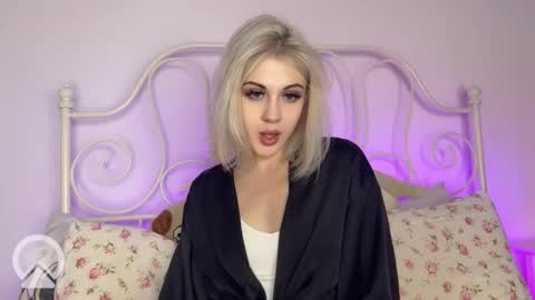 Snapshot of candyhannah chatting on October 9, 6:39 pm You can call me HH online show from October 9, 6:39 pm