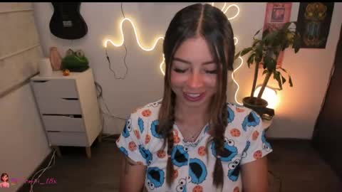 Snapshot of candyxpeach chatting on May 2, 1:43 am Camilla online show from May 2, 1:43 am