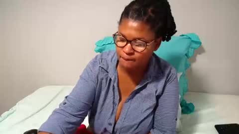 Snapshot of candyyumsaerolaxx chatting on June 17, 7:00 am candyyumsaerolaxx online show from June 17, 7:00 am
