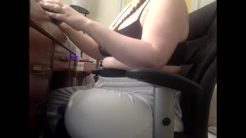 Snapshot of carabelle89 chatting on April 15, 10:21 pm carabelle89 online show from April 15, 10:21 pm