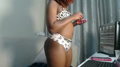 Snapshot of caramel_chocolate01 chatting on November 11, 6:30 pm caramel online show from November 11, 6:30 pm