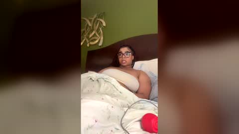 caramel_cremes15 online show from May 9, 3:56 am