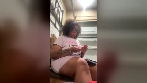 caramel_cremes15 online show from May 12, 3:47 am