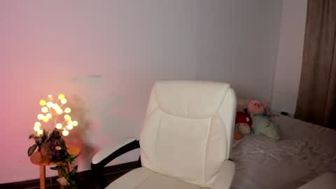 Snapshot of caramelo_xox chatting on February 3, 10:47 am              online show from February 3, 10:47 am