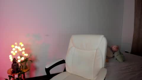 Snapshot of caramelo_xox chatting on February 14, 10:38 am              online show from February 14, 10:38 am