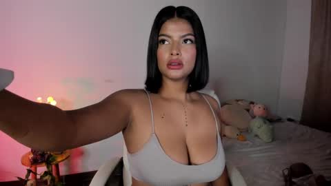 Snapshot of caramelo_xox chatting on February 15, 10:44 am              online show from February 15, 10:44 am