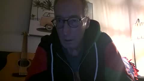 Snapshot of caressluving chatting on February 5, 4:06 am Caressluving online show from February 5, 4:06 am