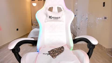 Snapshot of carleewinter chatting on December 15, 2:30 am Alejandra online show from December 15, 2:30 am