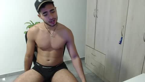 Snapshot of carlitospuma_ chatting on July 24, 3:48 am Carlitos online show from July 24, 3:48 am
