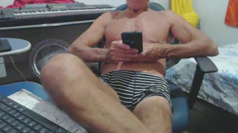 Snapshot of carlos2557 chatting on December 2, 1:47 am carlos online show from December 2, 1:47 am