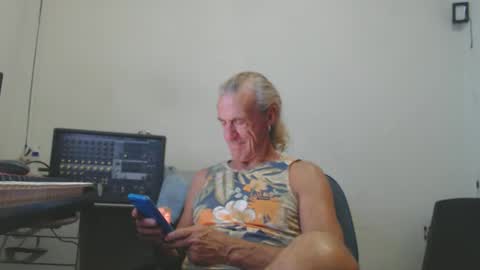 Snapshot of carlos2557 chatting on February 9, 9:52 pm carlos online show from February 9, 9:52 pm