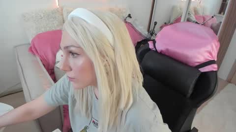 Snapshot of carol_may_ chatting on February 11, 9:47 am carol_may_ online show from February 11, 9:47 am