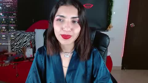 Snapshot of carolaine69_ chatting on December 5, 5:28 pm Caroline online show from December 5, 5:28 pm