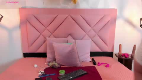 Snapshot of caroline_daring chatting on July 4, 12:11 pm caroline daring online show from July 4, 12:11 pm