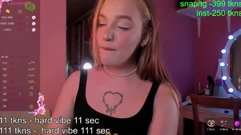 Snapshot of caroline_kiparis chatting on November 7, 10:43 pm Caro online show from November 7, 10:43 pm