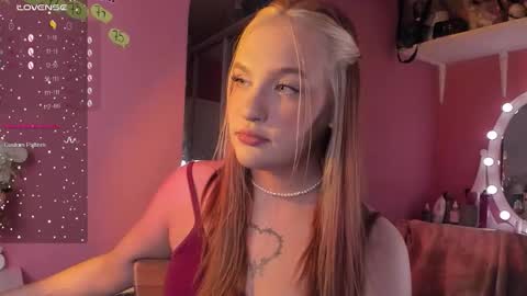 Snapshot of caroline_kiparis chatting on November 21, 12:32 am Caro online show from November 21, 12:32 am