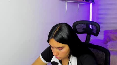 caroline_rodriguez_9 online show from December 17, 1:44 am