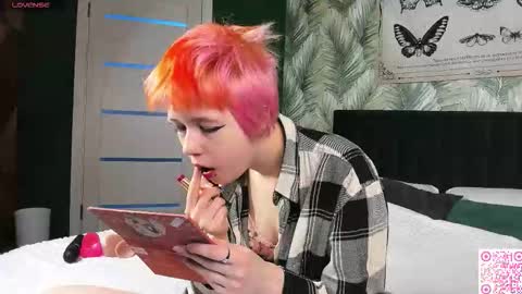 Snapshot of carolinerichter chatting on November 23, 2:44 am CarolineRichter online show from November 23, 2:44 am