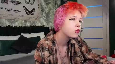 Snapshot of carolinerichter chatting on December 5, 1:14 am CarolineRichter online show from December 5, 1:14 am