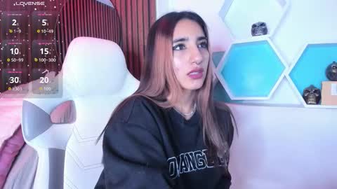 Snapshot of cassidy_evans chatting on November 6, 11:33 am cassidy_evans online show from November 6, 11:33 am